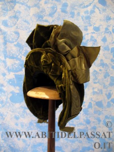 Cappello da donna (Bonnet). Europa, circa 1895. Costumi; Accessori.  Cappello: Fibra di bast, intrecciata, con nastro di seta grossgrain, e  filo; Hatpin: Metallo e getto Foto stock - Alamy